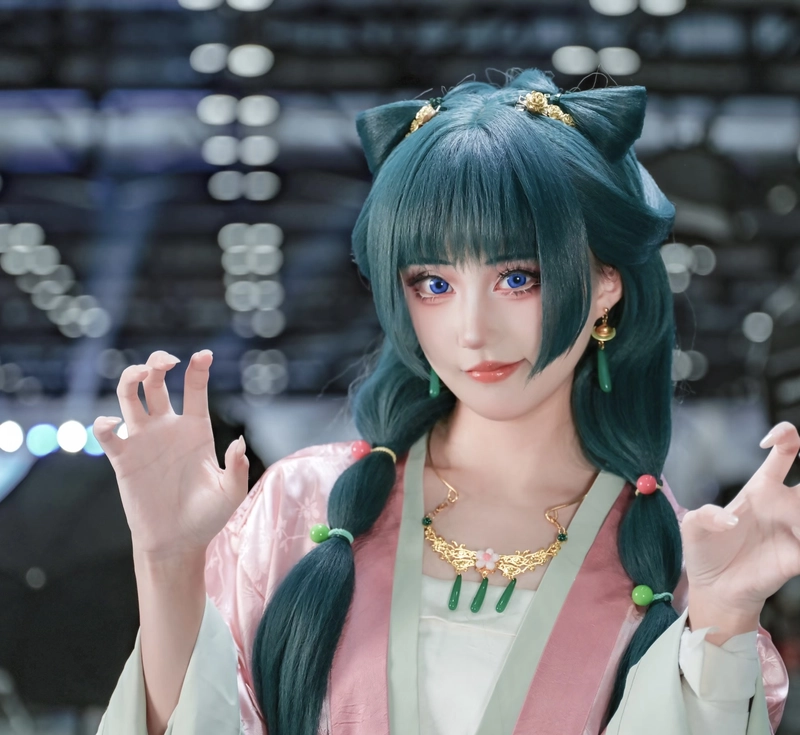 Hình góc chụp gần mèo cosplay làm rõ chi tiết khuôn mặt