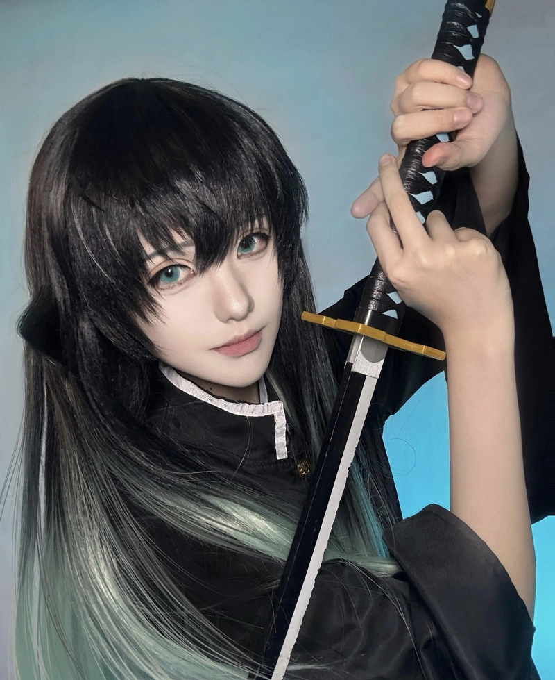Hình gương mặt nghiêm nghị hà trụ cosplay với ánh nhìn sắc