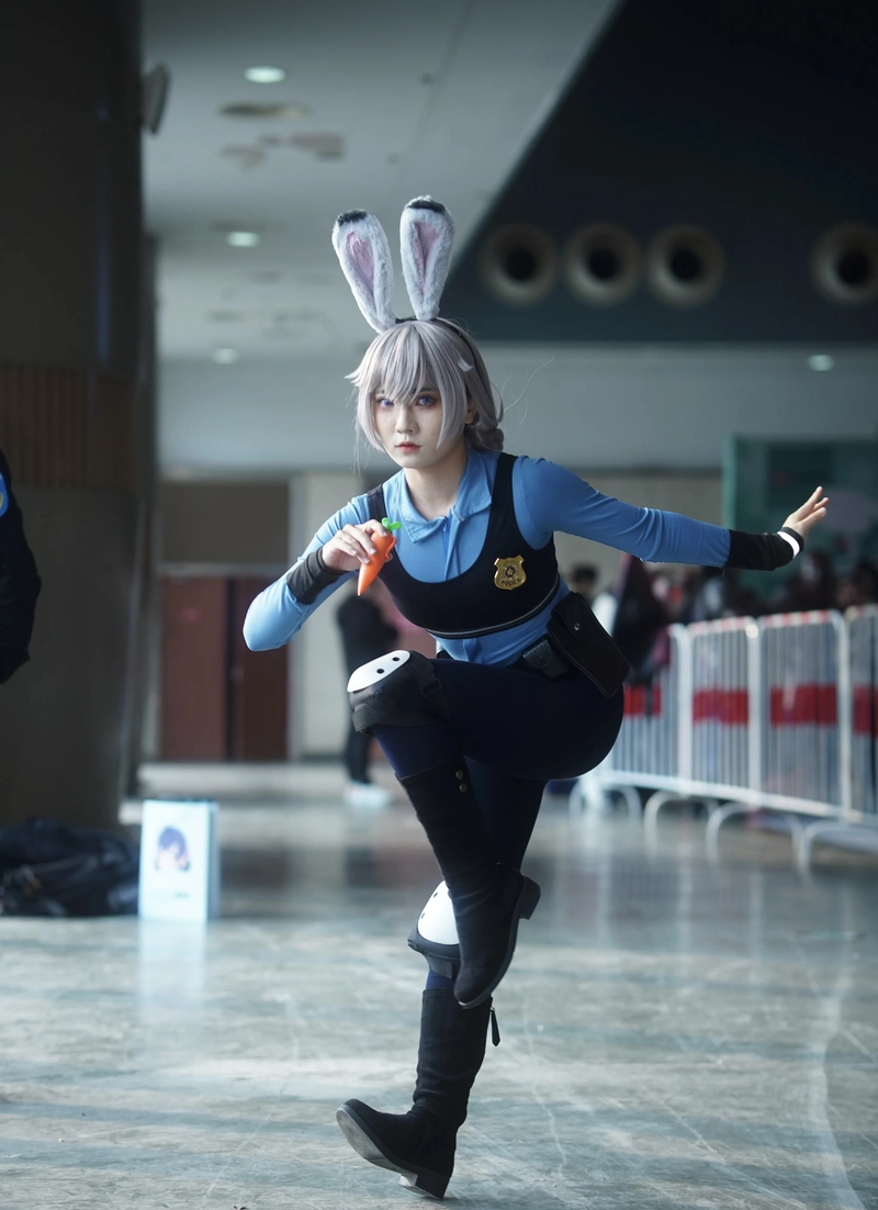 Hình gương mặt thỏ cosplay với biểu cảm tự nhiên rõ nét