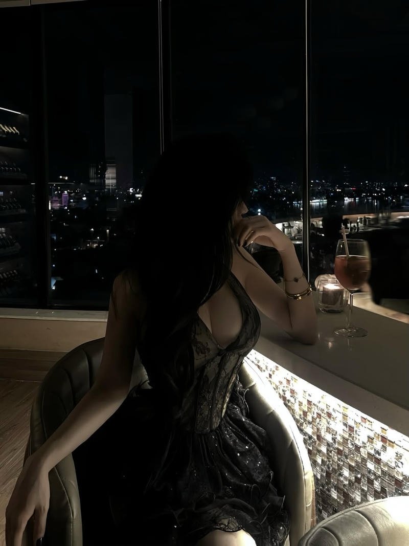 Hình khe vú căng tròn muốn bóp