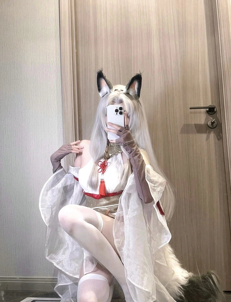 Hình khuôn mặt trang điểm cổ trang cosplay với ánh sáng nhẹ