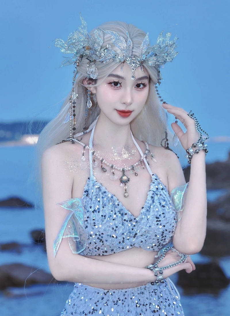 Hình mái tóc dài nàng tiên cá cosplay với ánh sáng nhẹ