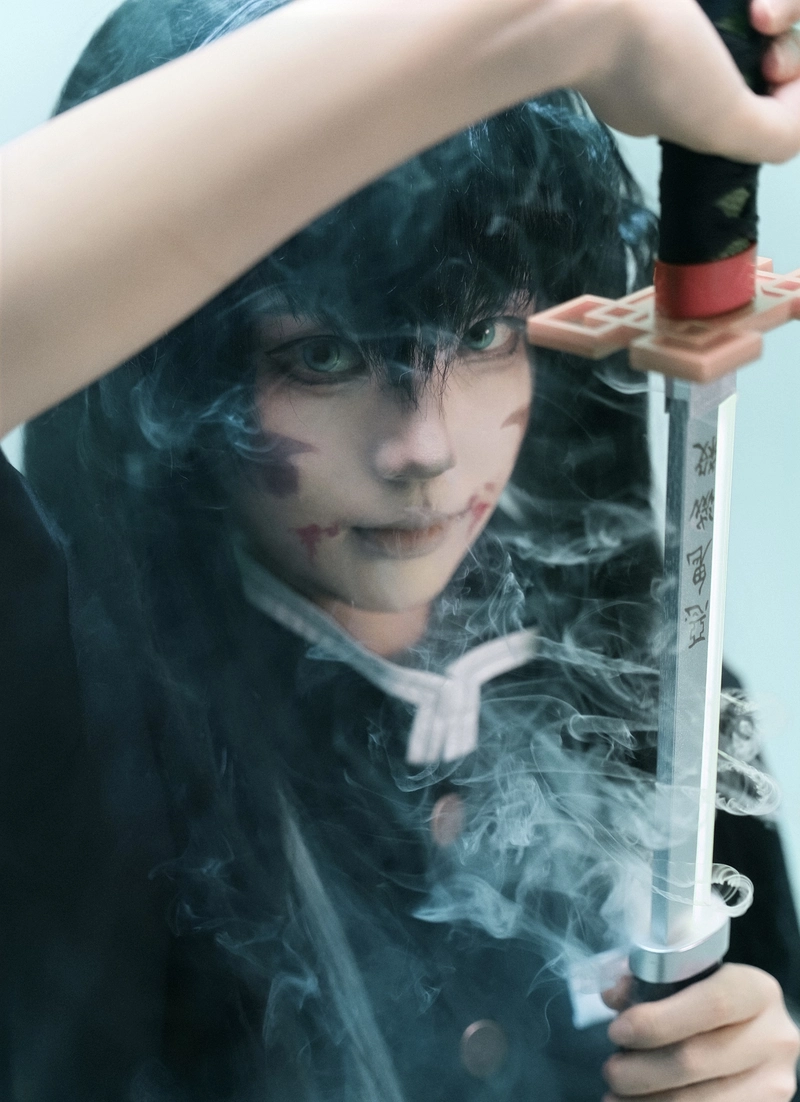 Hình mái tóc gọn hà trụ cosplay với ánh sáng nhẹ