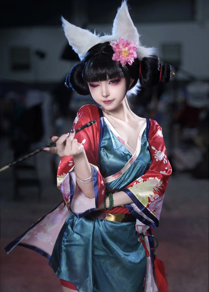 Hình nhân vật cổ trang cosplay với trang phục truyền thống nhẹ