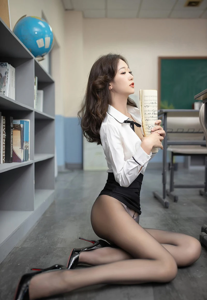 Hình nude cô giáo viên trắng trẻo mềm mại nóng bỏng