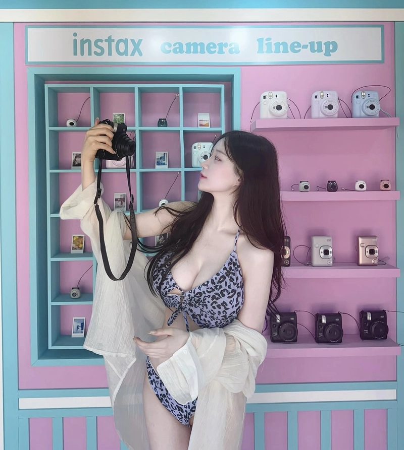 Hình seoul asuna bikini đang cầm máy ảnh