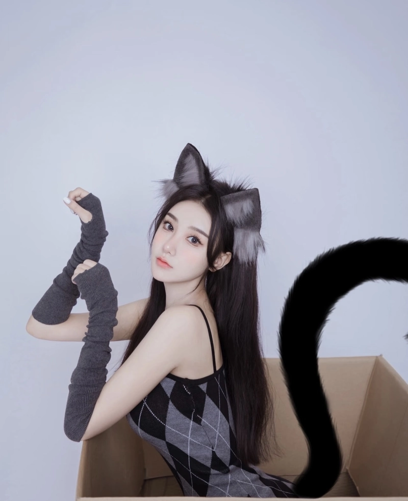 Hình tai mèo cosplay dễ thương với phụ kiện nổi bật