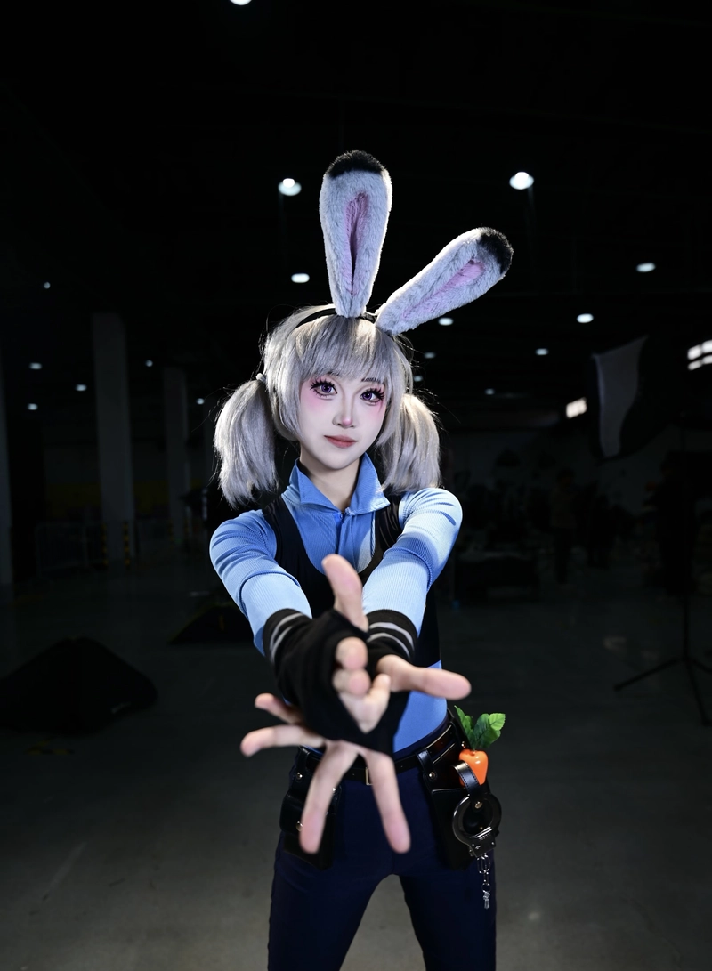 Hình tay tạo dáng thỏ cosplay với cử chỉ đáng yêu