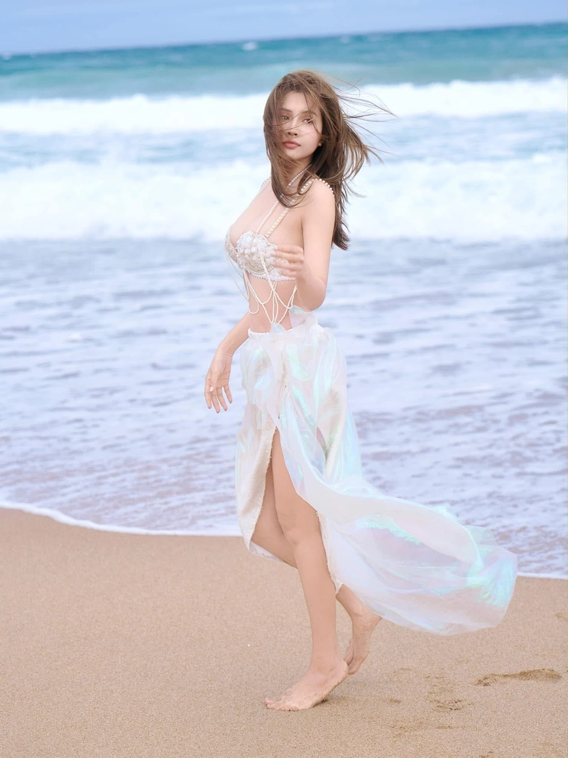 Hình thiên an mặc bikini với váy dài