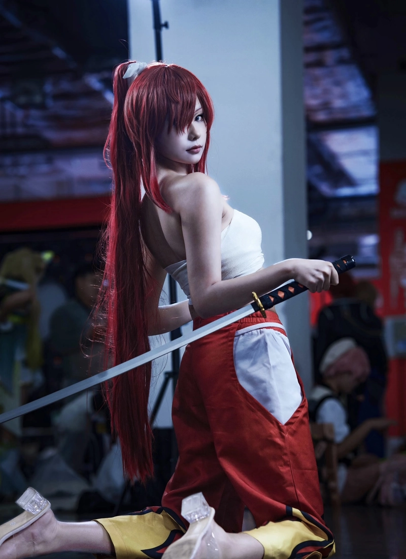 Hình tóc đỏ nổi bật cùng cosplay Erza