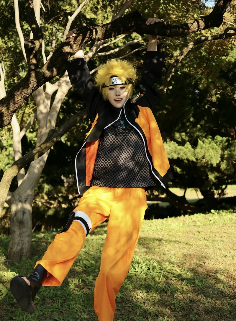 Hình tóc vàng mạnh mẽ cùng cosplay Naruto