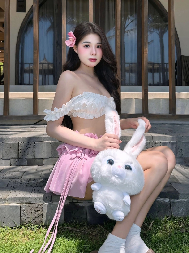 Hình trà hạ ly bikini ôm thỏ bông