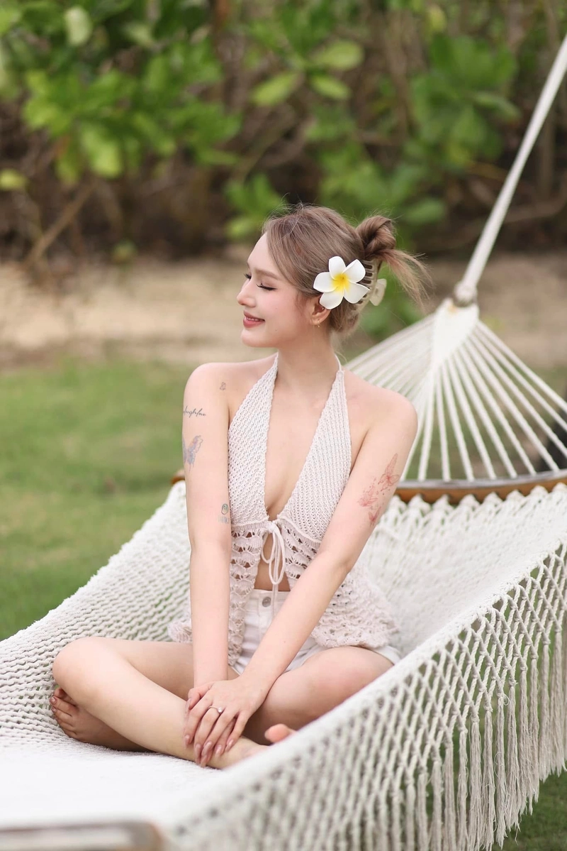 Hình xoài non bikini ngồi trên võng