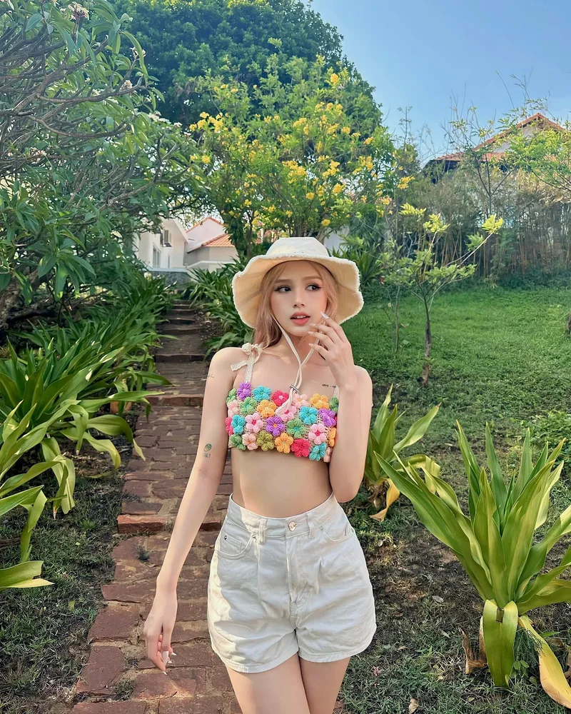 Hình xoài non mặc bikini giữa vườn cây