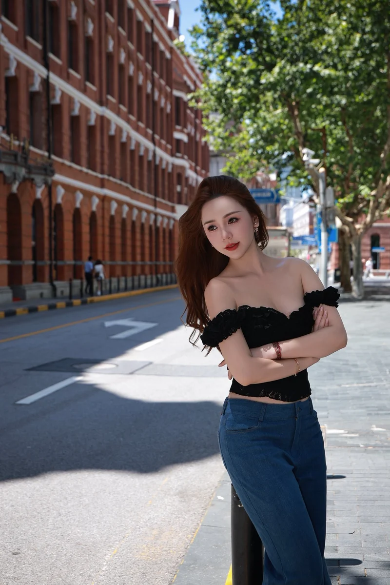 Hot babe Quỳnh Kool tư thế sexy trên cát vàng