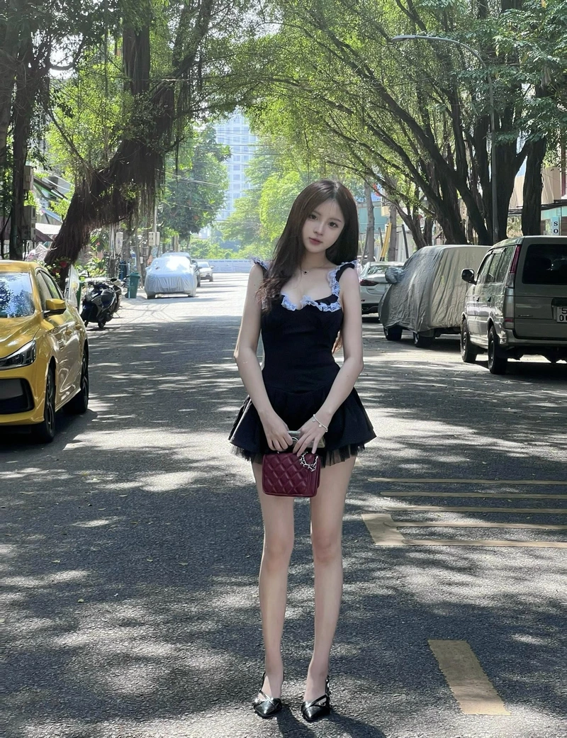 Hot girl 2k5 khoe đường cong hoàn hảo dưới ánh nắng