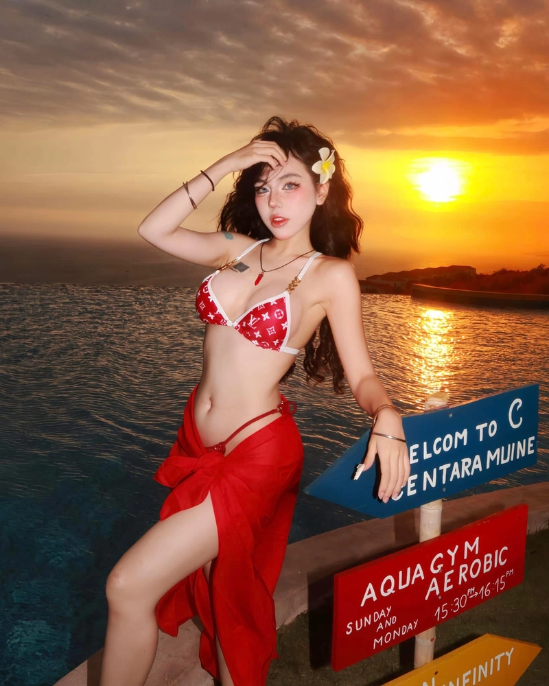 Hot girl Bảo Khuyên bikini ánh nắng tươi sáng