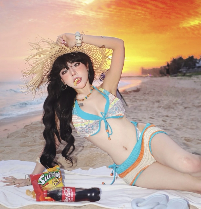 Hot girl Bảo Khuyên bikini biển năng động