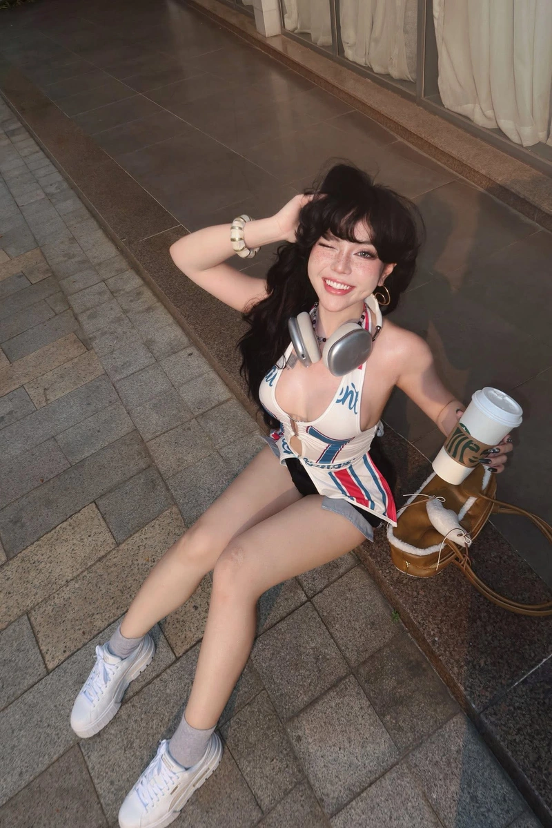 Hot girl Bảo Khuyên bikini phong cách cuốn mắt