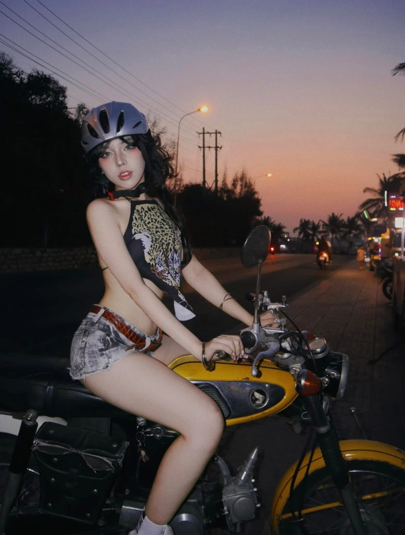 Hot girl Bảo Khuyên bikini vibe mùa hè rực rỡ