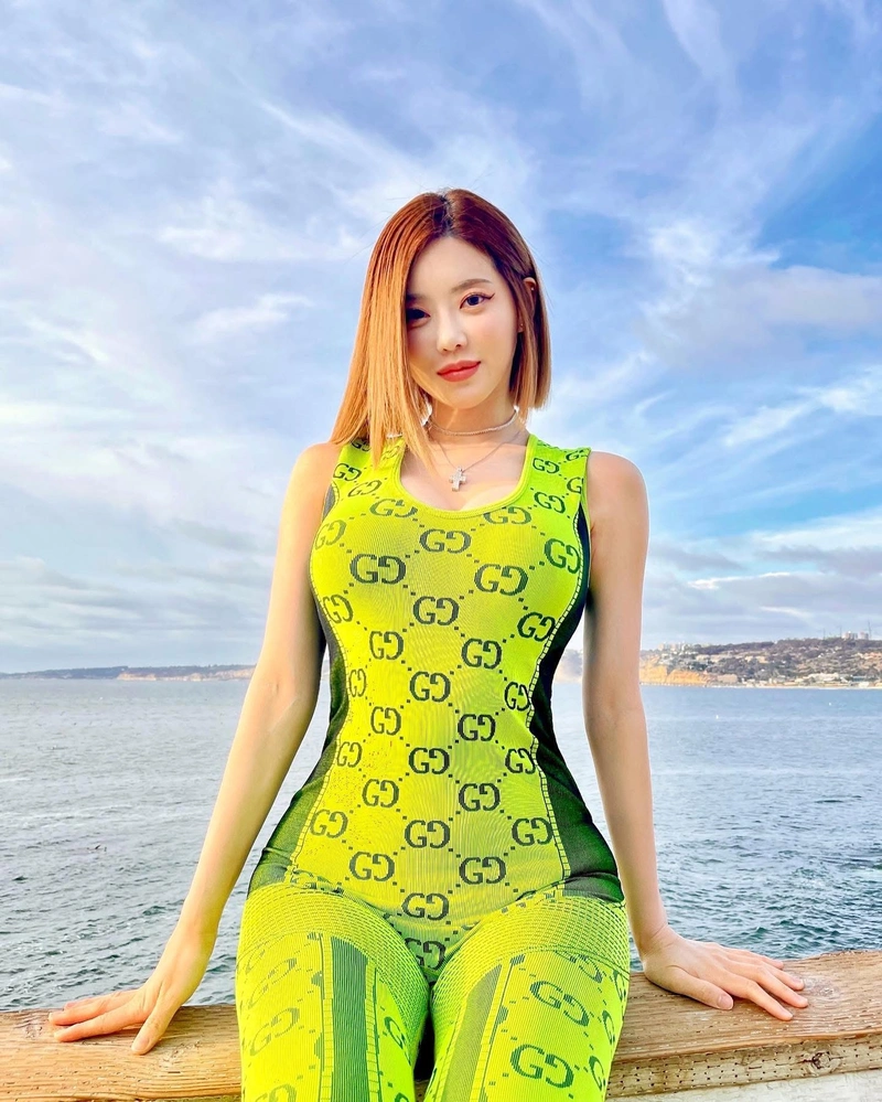 Hot girl DJ Soda mặc bikini đi biển
