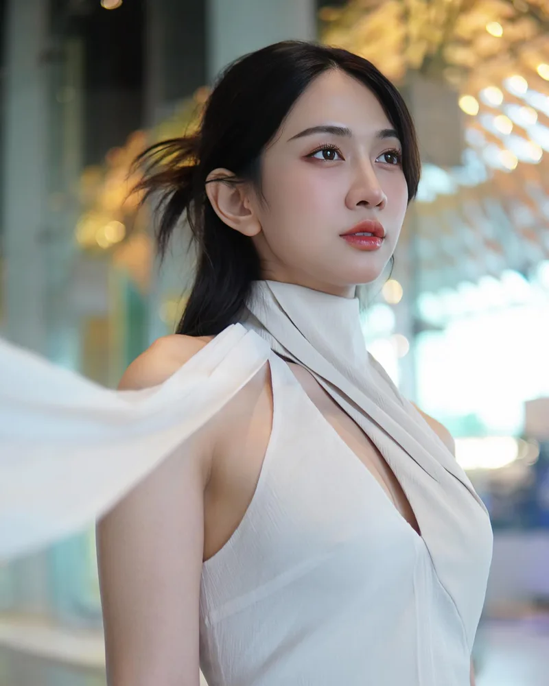 Hot girl Lê Bống diện bikini mỏng manh khoe da thịt
