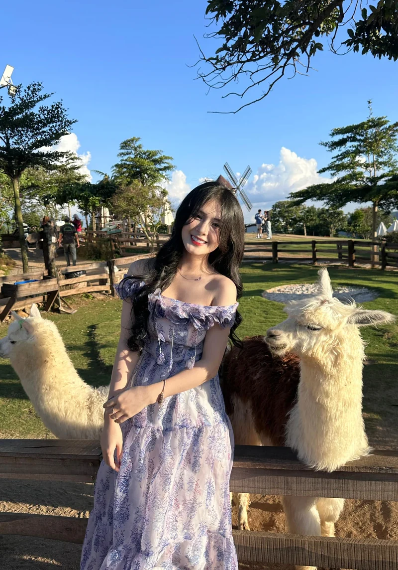 Hot girl Quỳnh Alee tư thế sexy trên cát vàng