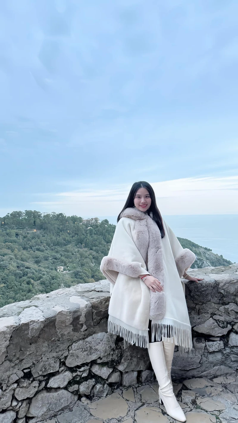 Hot girl đời đầu Linh Miu bikini với phong cách gợi cảm