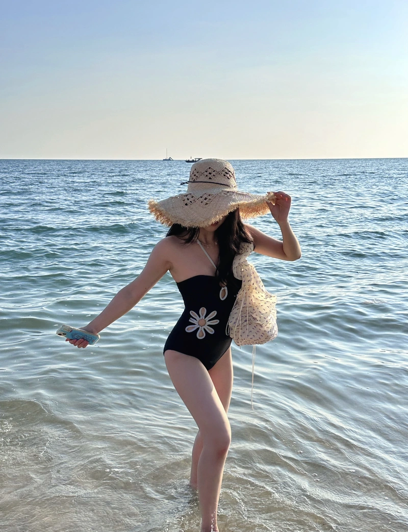 Hot girl mặc bikini đi biển che mặt ánh nắng rực rỡ