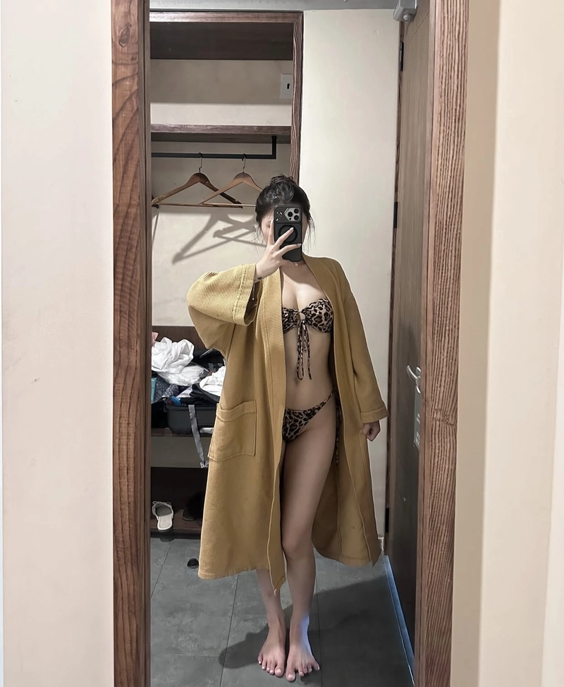 Hot girl mặc bikini đi biển che mặt với áo choàng