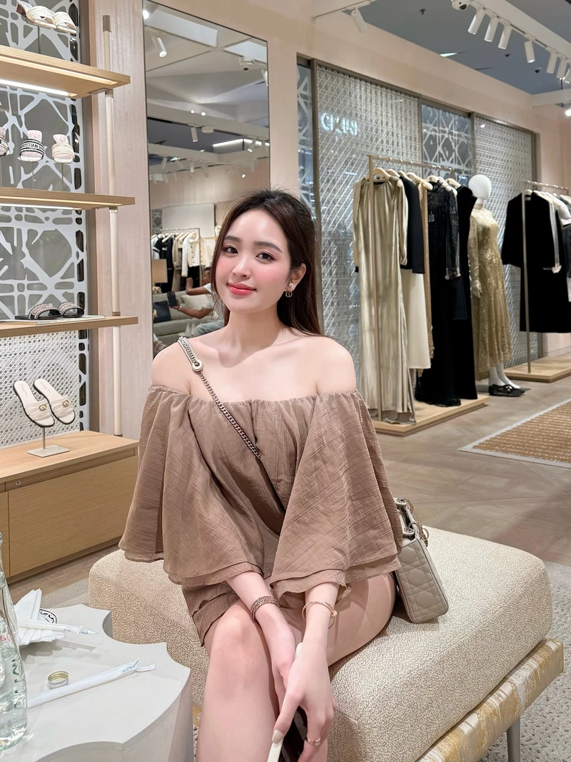 Hot girl mạng xã hội nổi bật là Lê Phương Anh bikini sexy