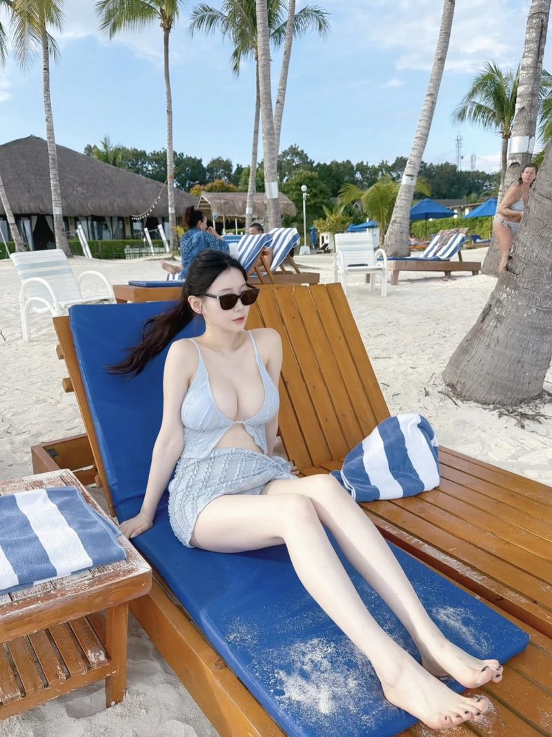 Hot girl seoul asuna bikini đeo kính râm