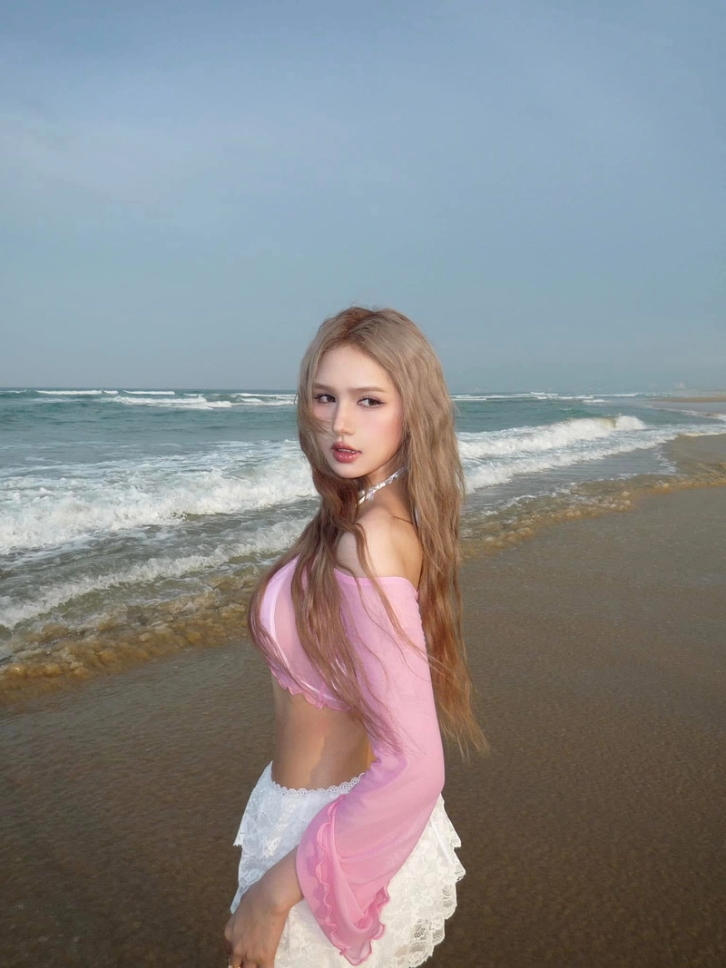 Hot girl xoài non bikini tạo dáng góc nghiêng