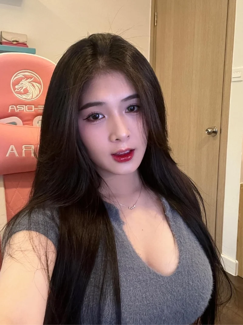 Hot model Quỳnh Alee khoe đường cong bikini