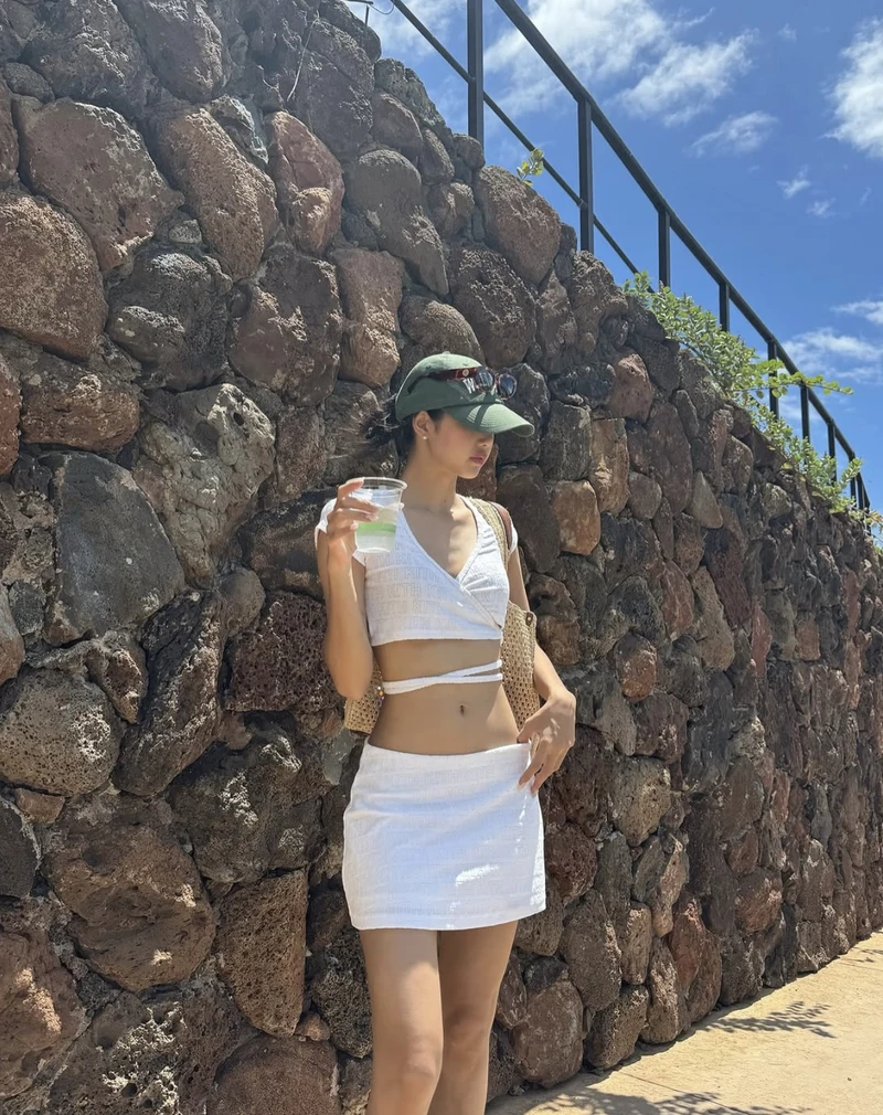 Idol Lisa bikini đơn giản đổi mũ lưỡi chai