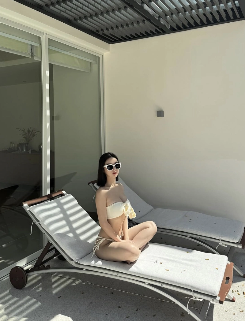 Jun vũ bikini đeo kính râm cực đẹp