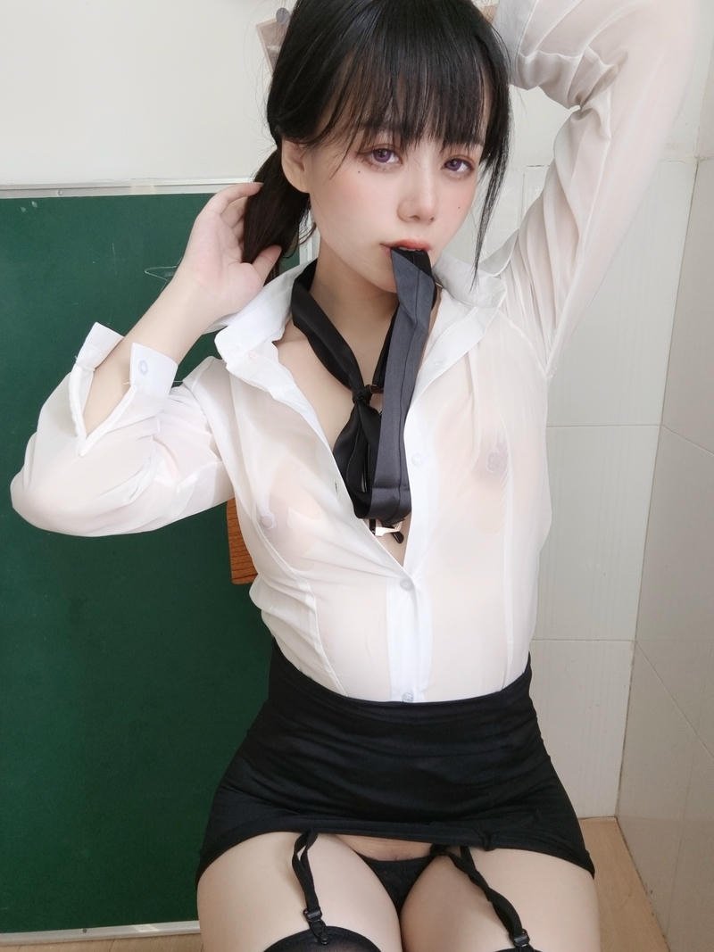Cô giáo viên 9X khoe ảnh sex riêng tư