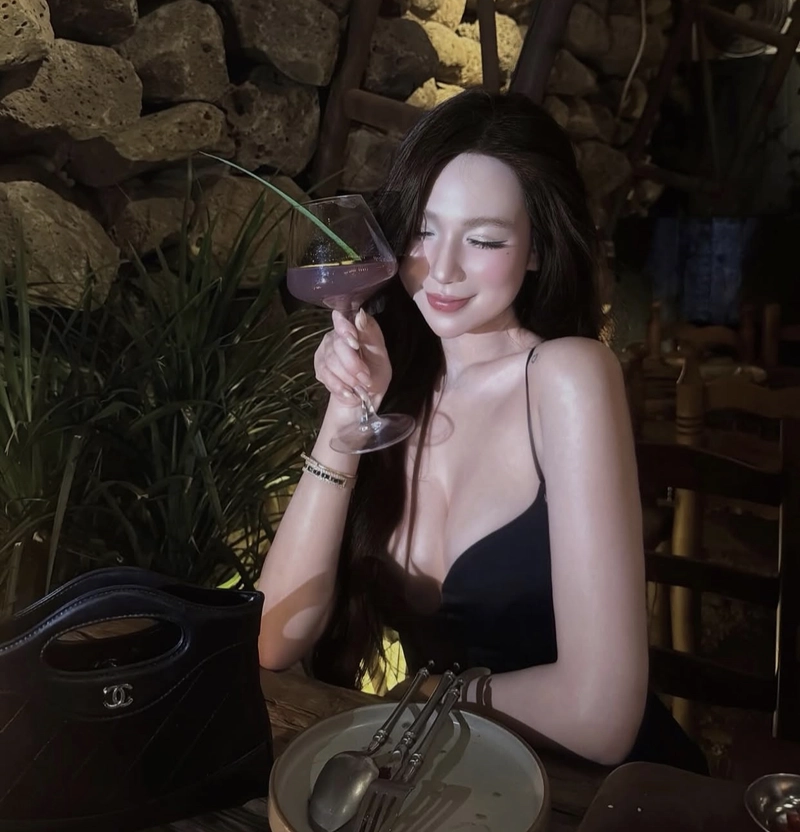 Khoảnh khắc gái xinh cười tươi trong bữa tối