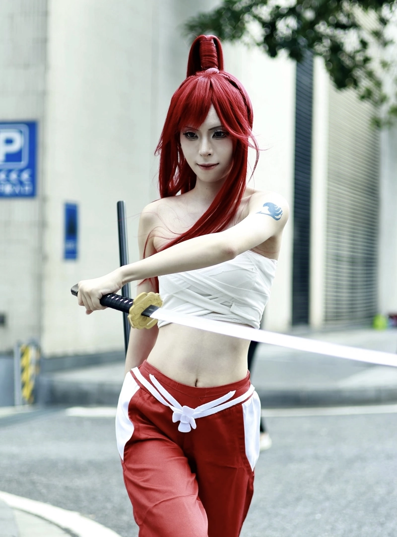 Khoảnh khắc lạnh lùng cuốn hút cosplay Erza
