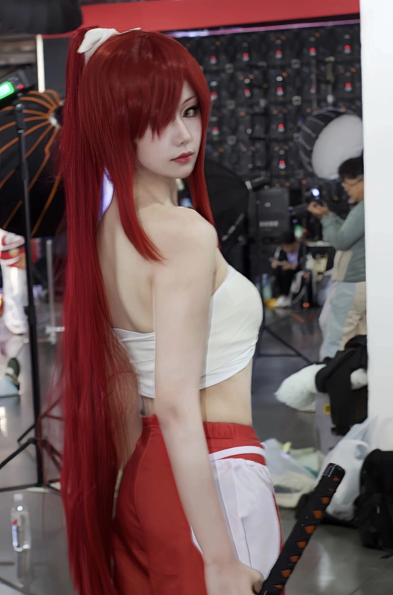 Khoảnh khắc nữ kiếm sĩ đẹp cùng cosplay Erza