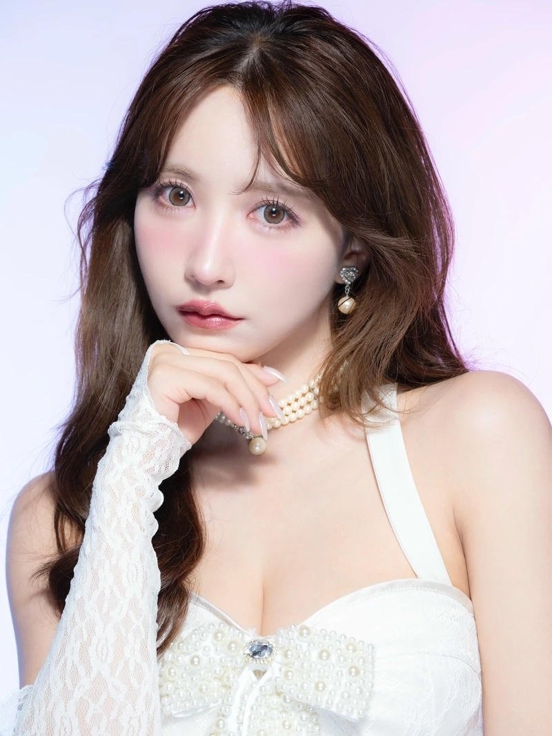 Không gian ngoài trời làm nổi bật vẻ đẹp Yua Mikami