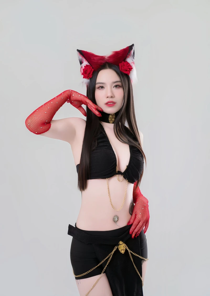 Không khí mùa hè giúp Linh Miu bikini thêm nổi bật