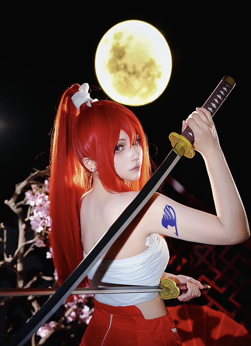 Khung cảnh nhân vật nữ cùng cosplay Erza
