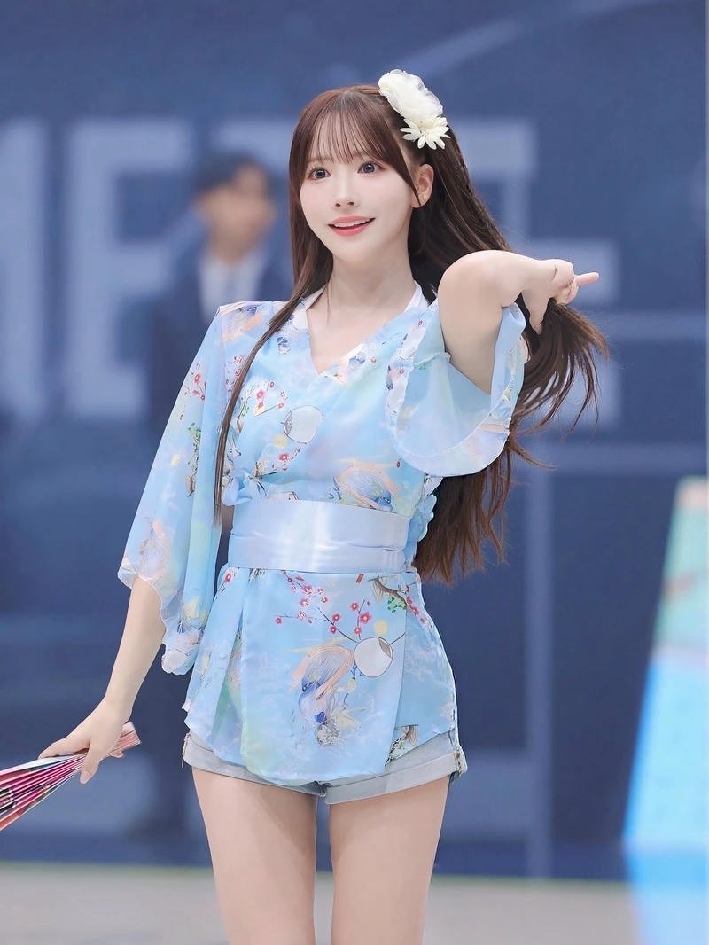 Khung cảnh tối giản tôn lên thần thái của Yua Mikami