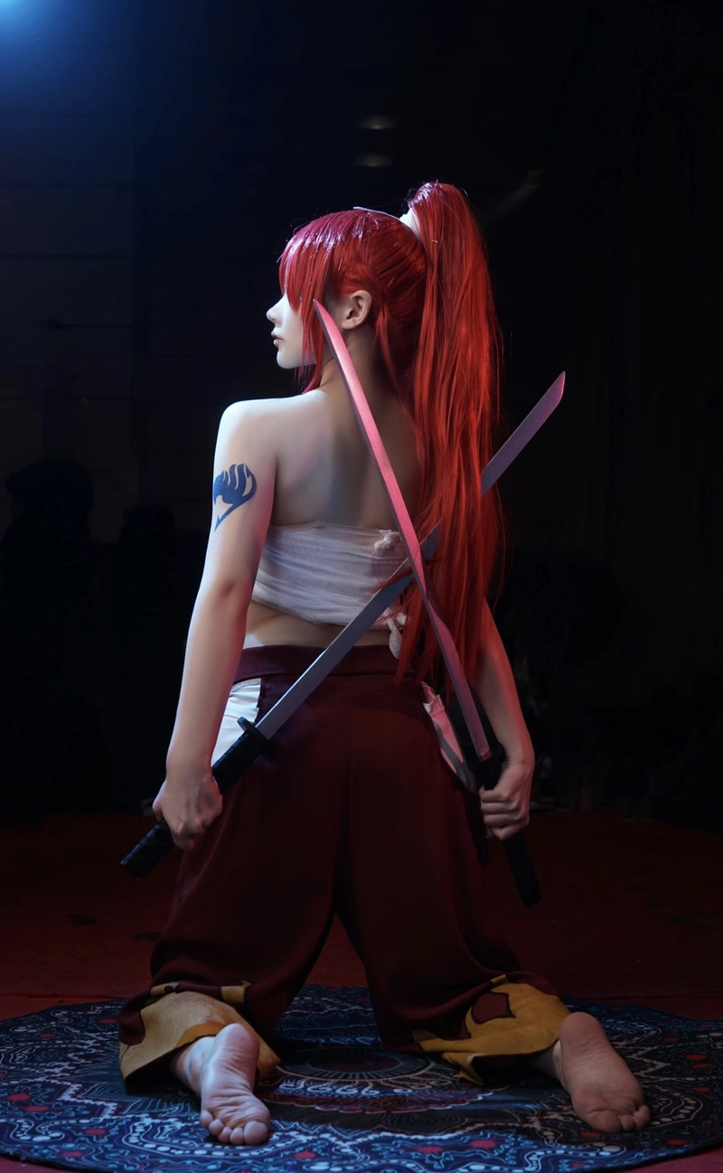 Khung hình anime nữ thần thái cosplay Erza