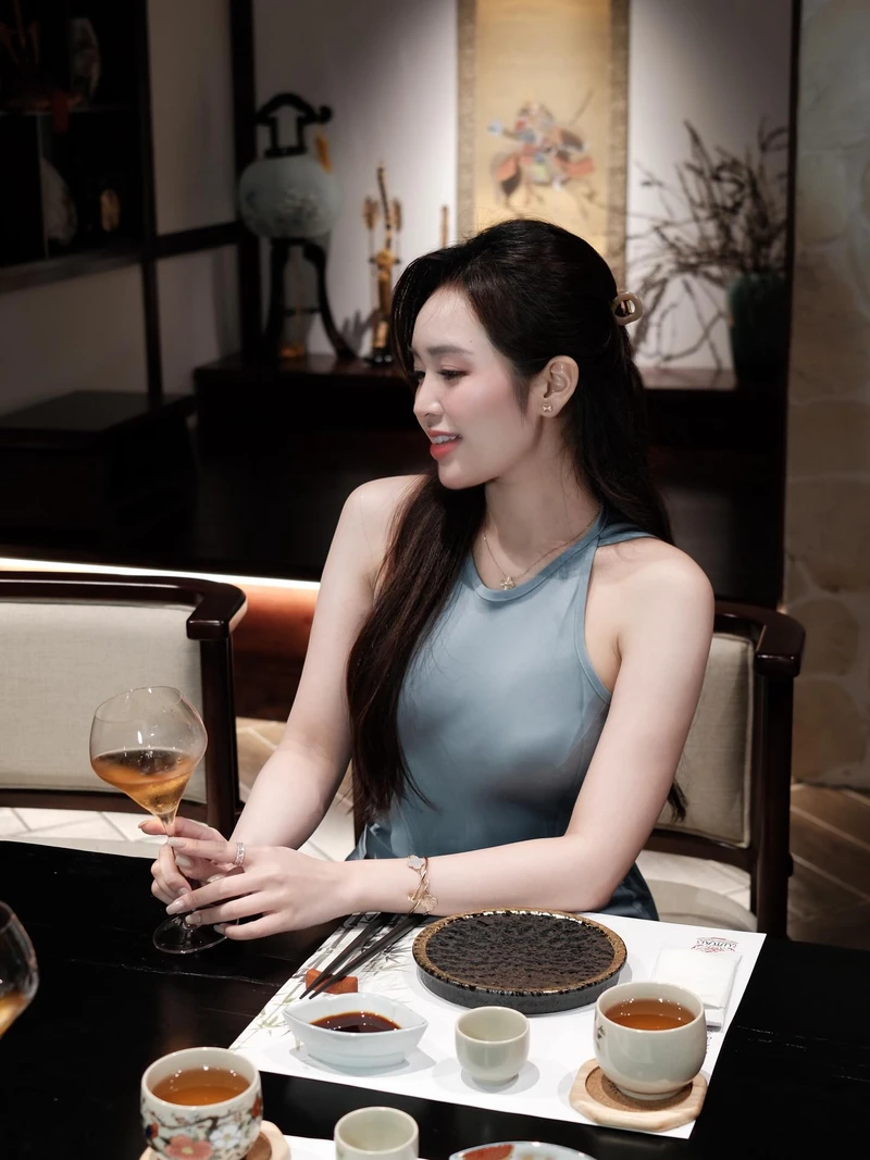 Khung hình nghỉ dưỡng làm nổi bật Lê Phương Anh bikini sexy