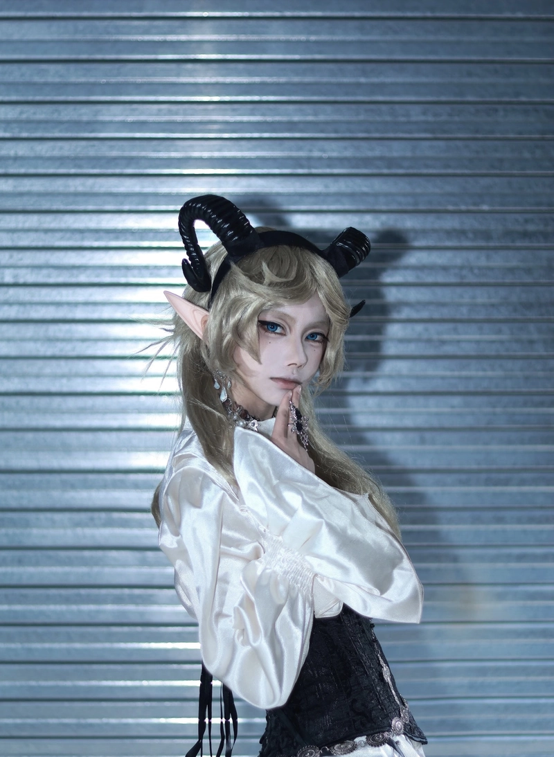 Khuôn mặt trang điểm cổ trang cosplay với ánh sáng nhẹ