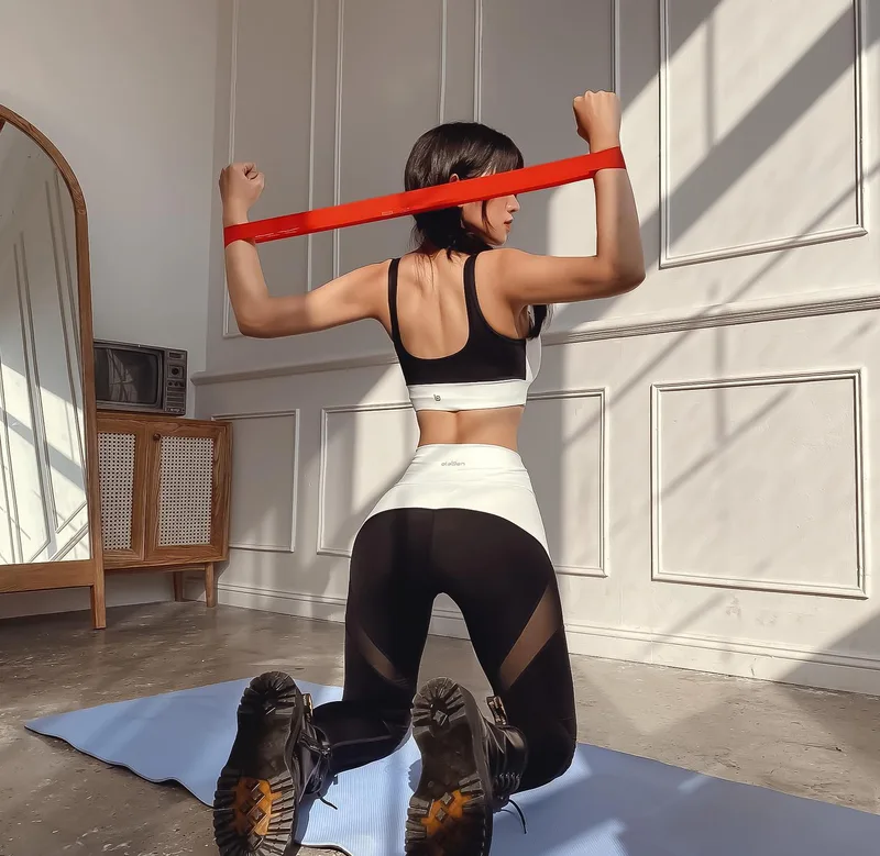Lê Bống sexy tự tin phô diễn thân hình chữ S
