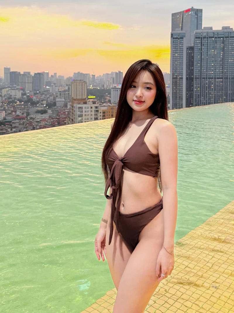 Lê Phương Anh bikini sexy nổi bật cùng vẻ ngoài cuốn hút