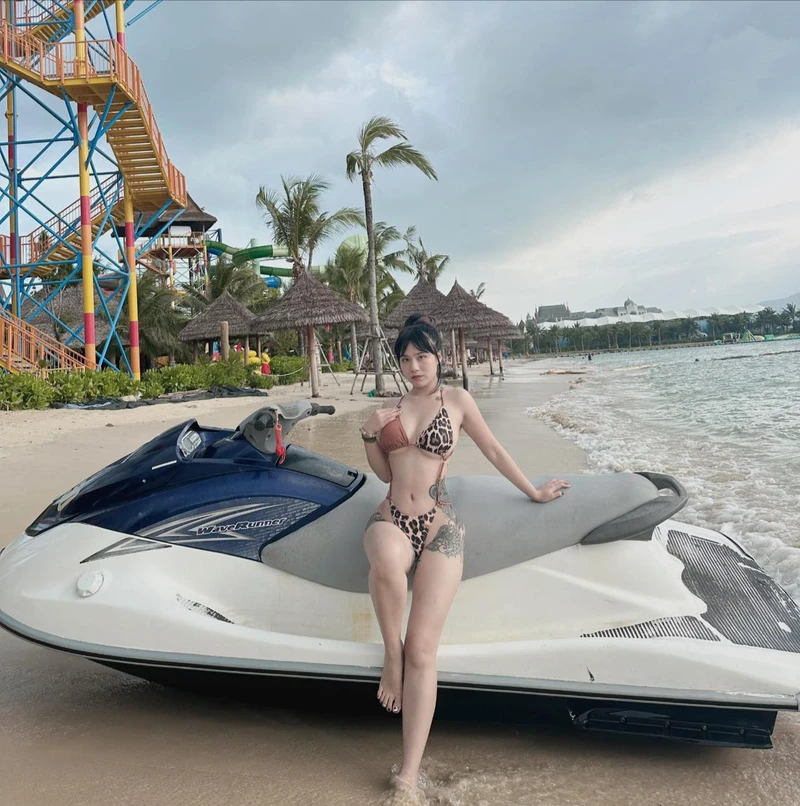 Linh Miu bikini gây chú ý với phong cách sexy đặc trưng